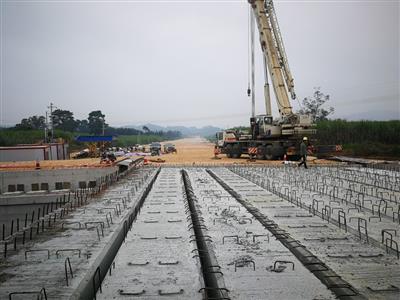 柳州市雙沙路工程PPP項目第一片預制梁吊裝順利完成