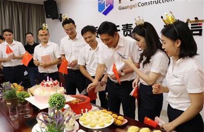 【喜迎祖國(guó)70華誕】金控公司舉行“我與祖國(guó)共成長(zhǎng)”主題快閃生日會(huì)