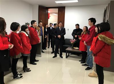 公司領(lǐng)導(dǎo)深入各單位拜年送新春祝福